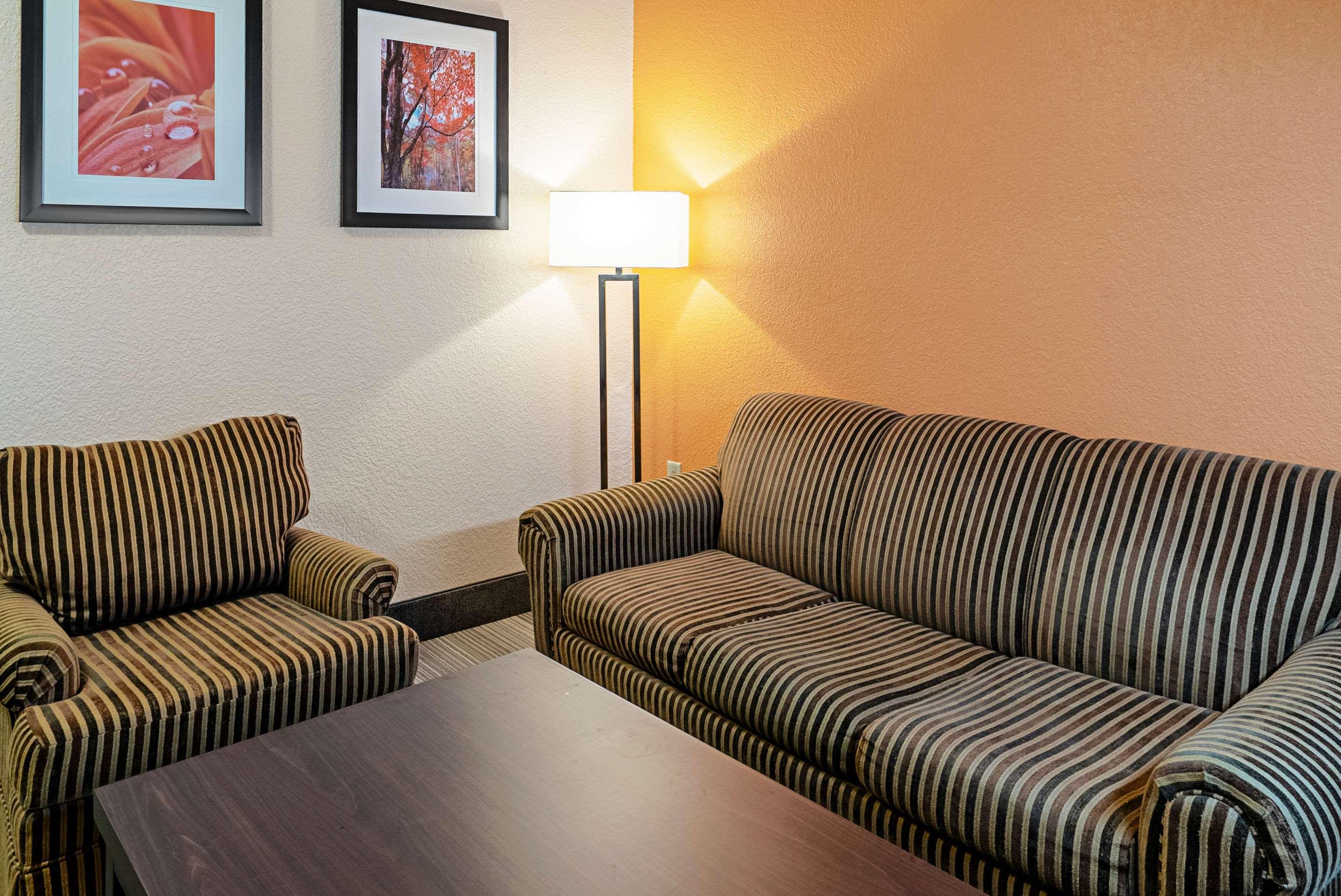 Quality Inn & Suites Robbinsville Bagian luar foto