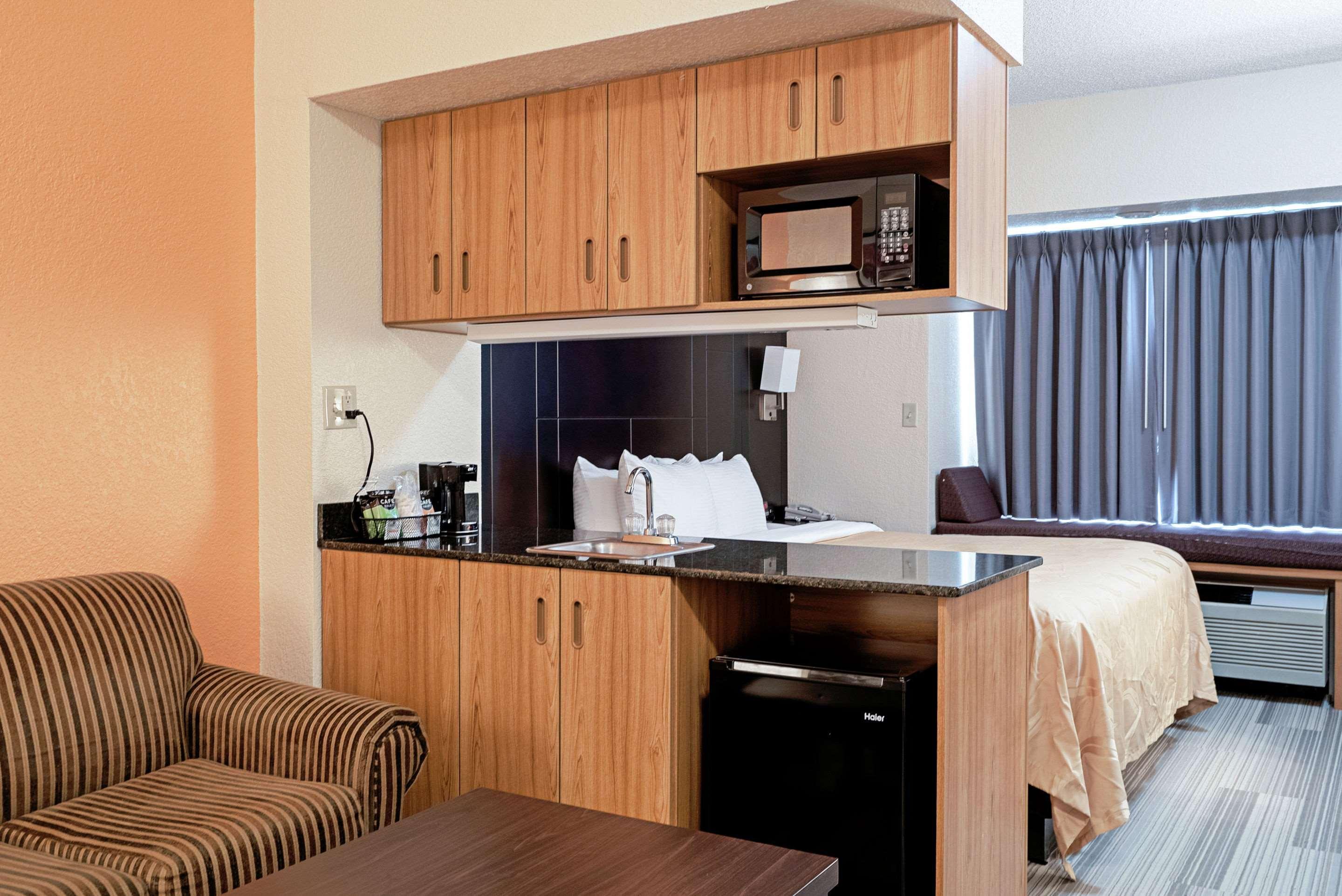 Quality Inn & Suites Robbinsville Bagian luar foto