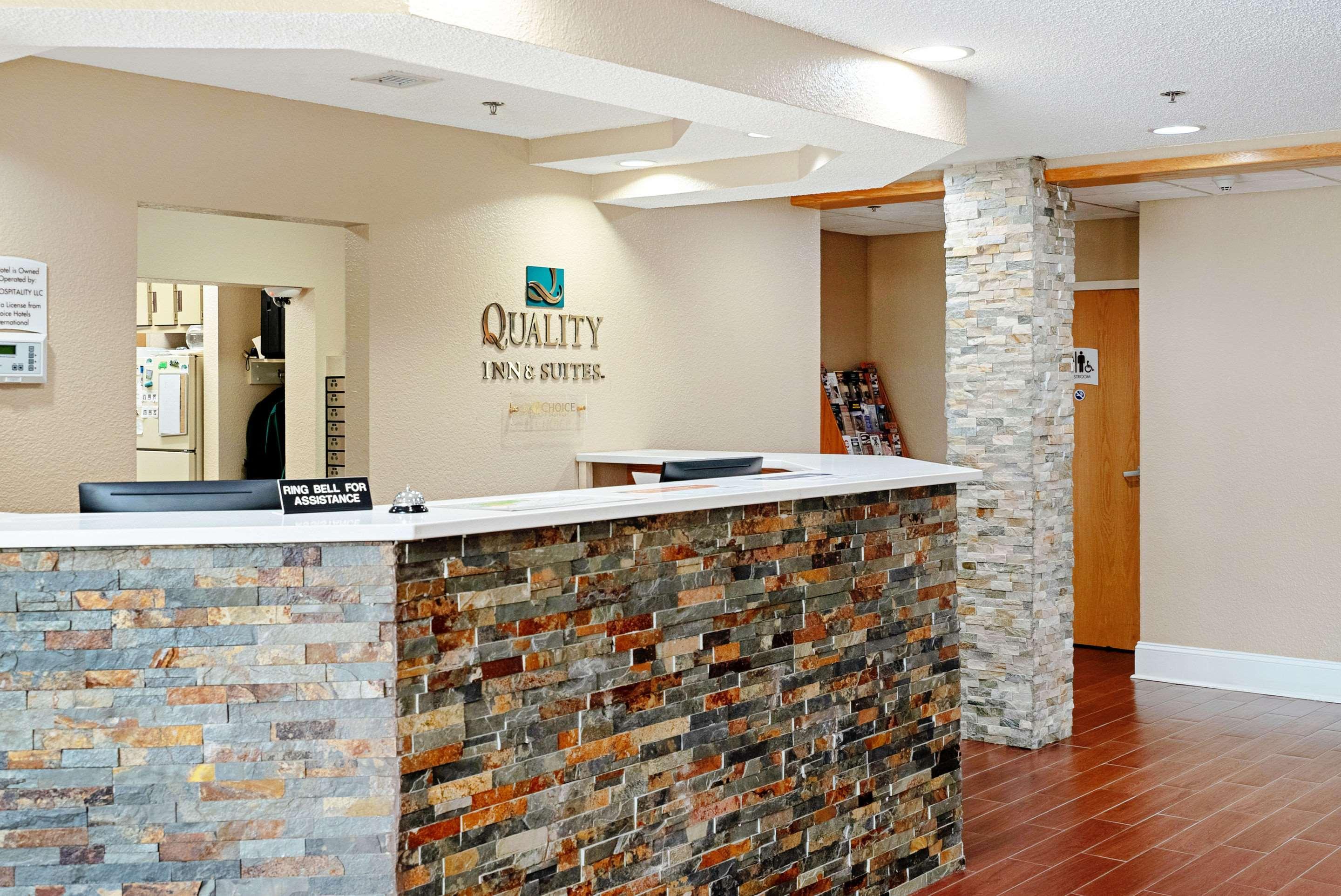 Quality Inn & Suites Robbinsville Bagian luar foto