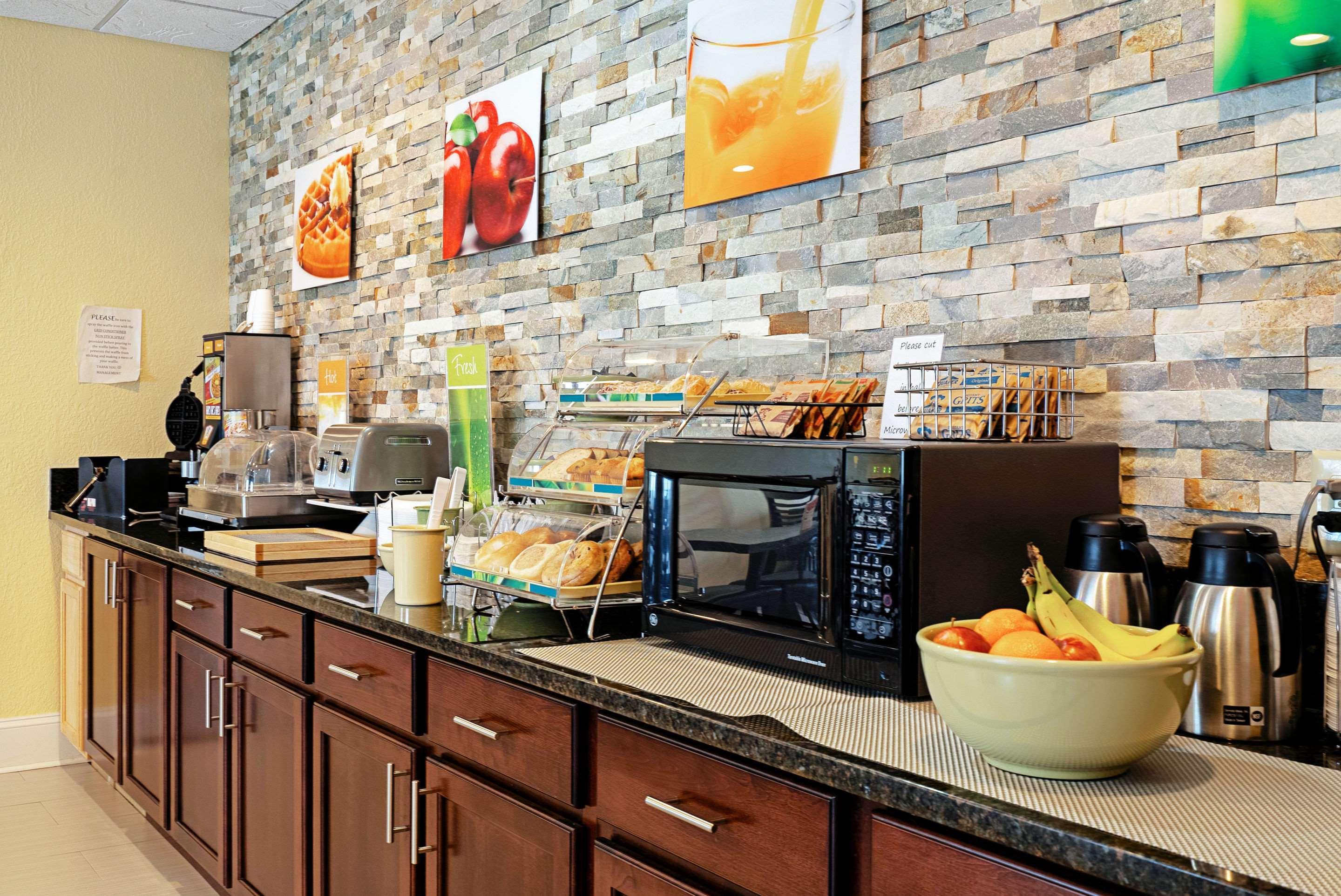 Quality Inn & Suites Robbinsville Bagian luar foto