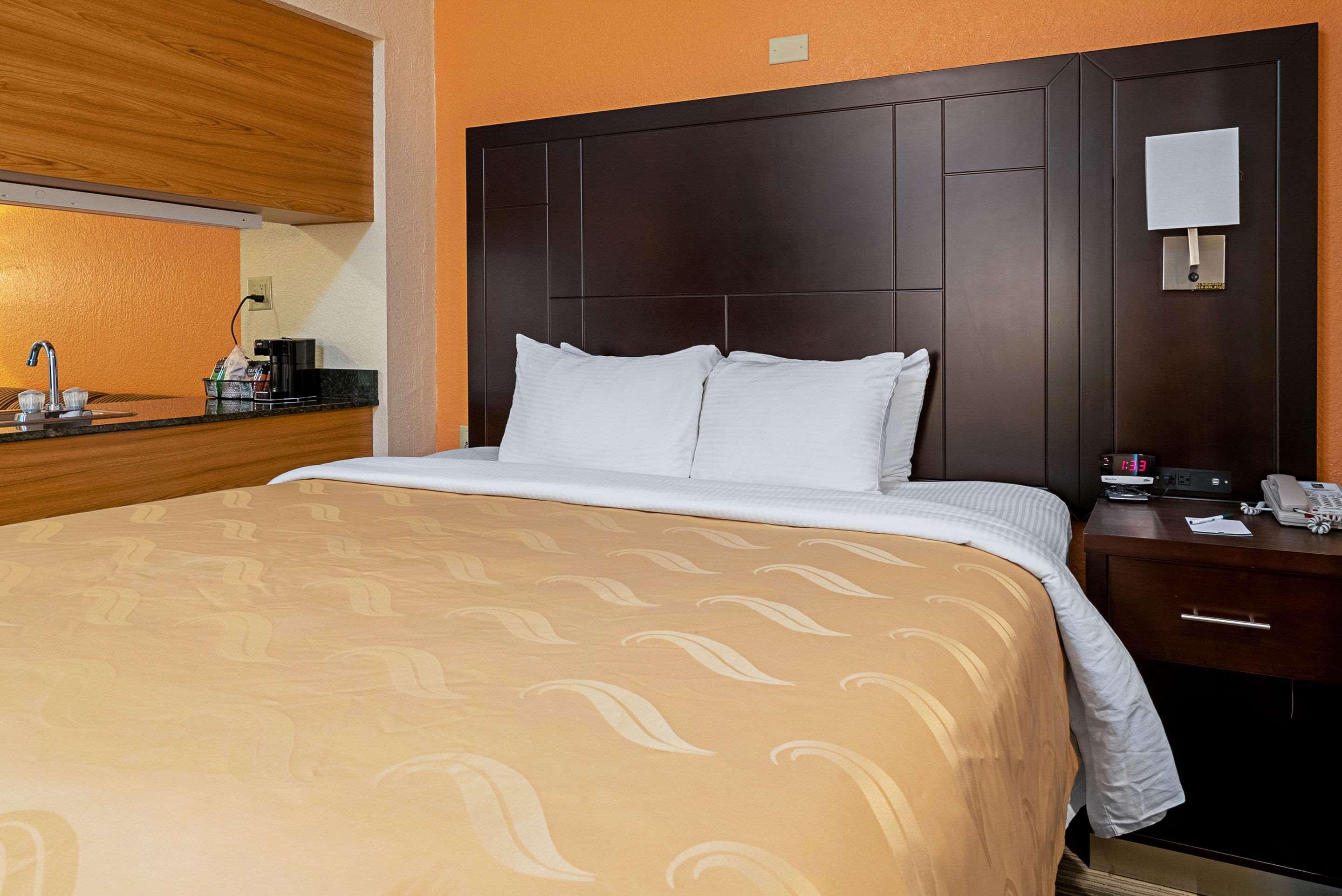 Quality Inn & Suites Robbinsville Bagian luar foto