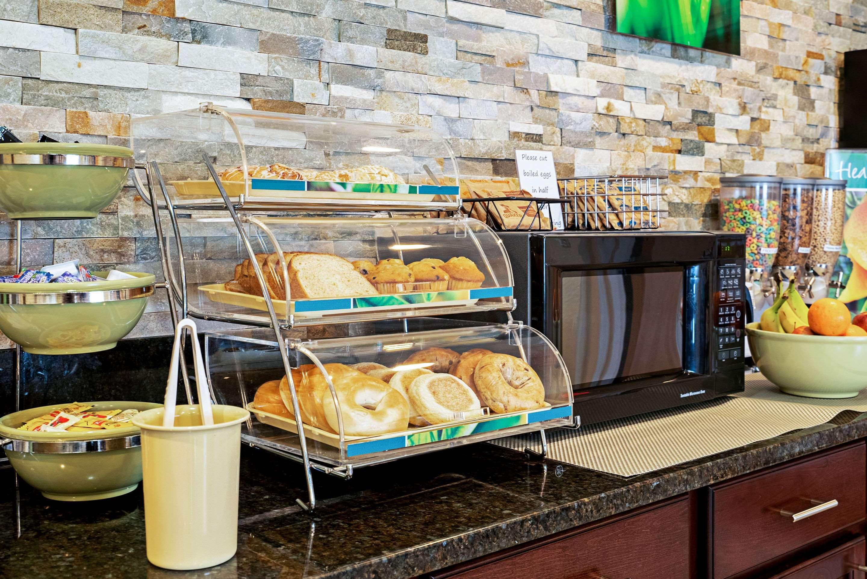 Quality Inn & Suites Robbinsville Bagian luar foto