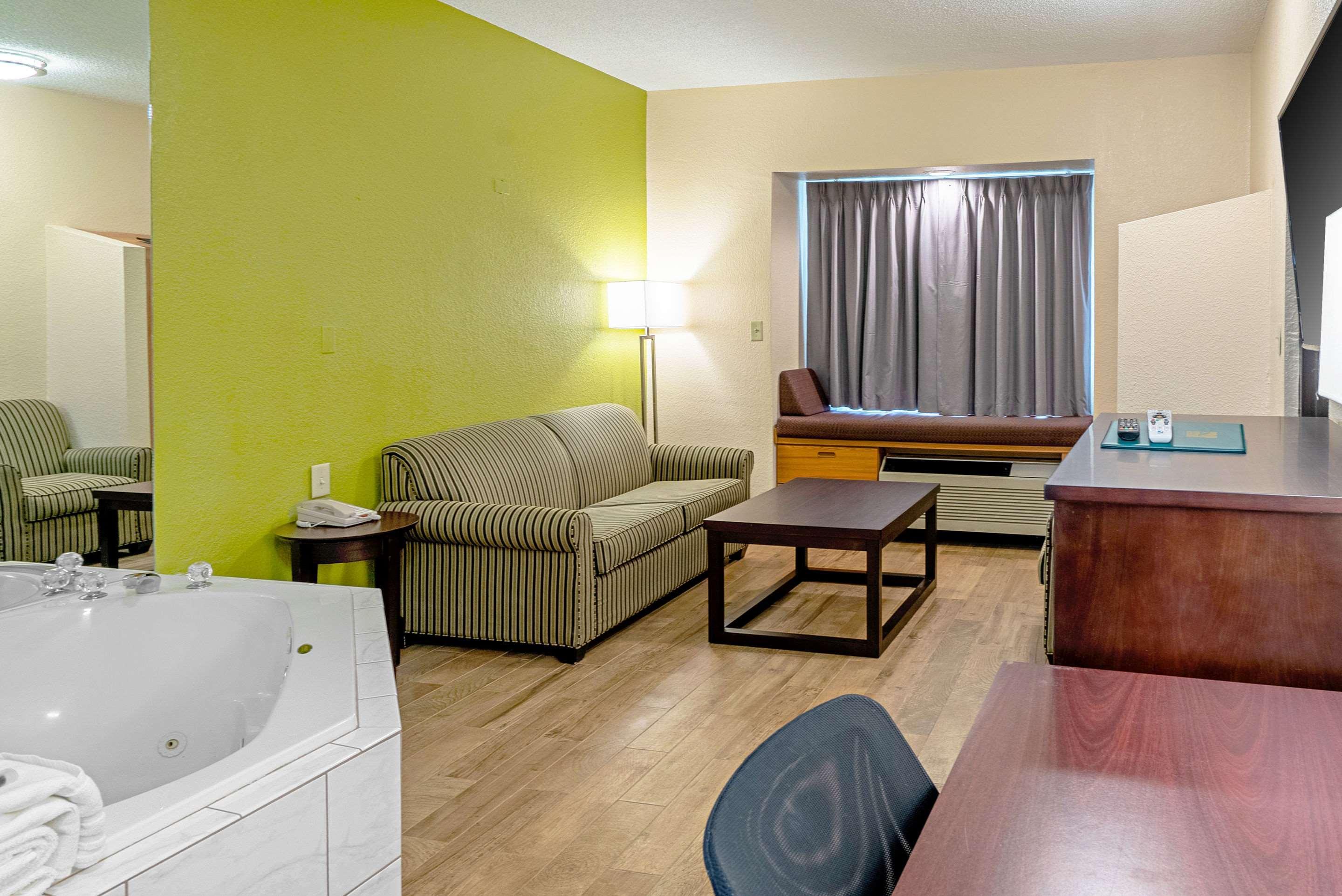 Quality Inn & Suites Robbinsville Bagian luar foto