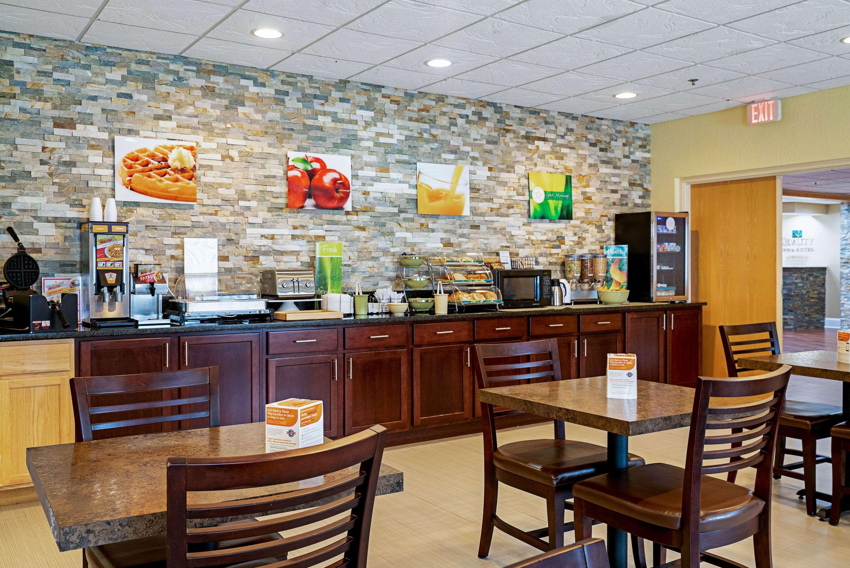 Quality Inn & Suites Robbinsville Bagian luar foto