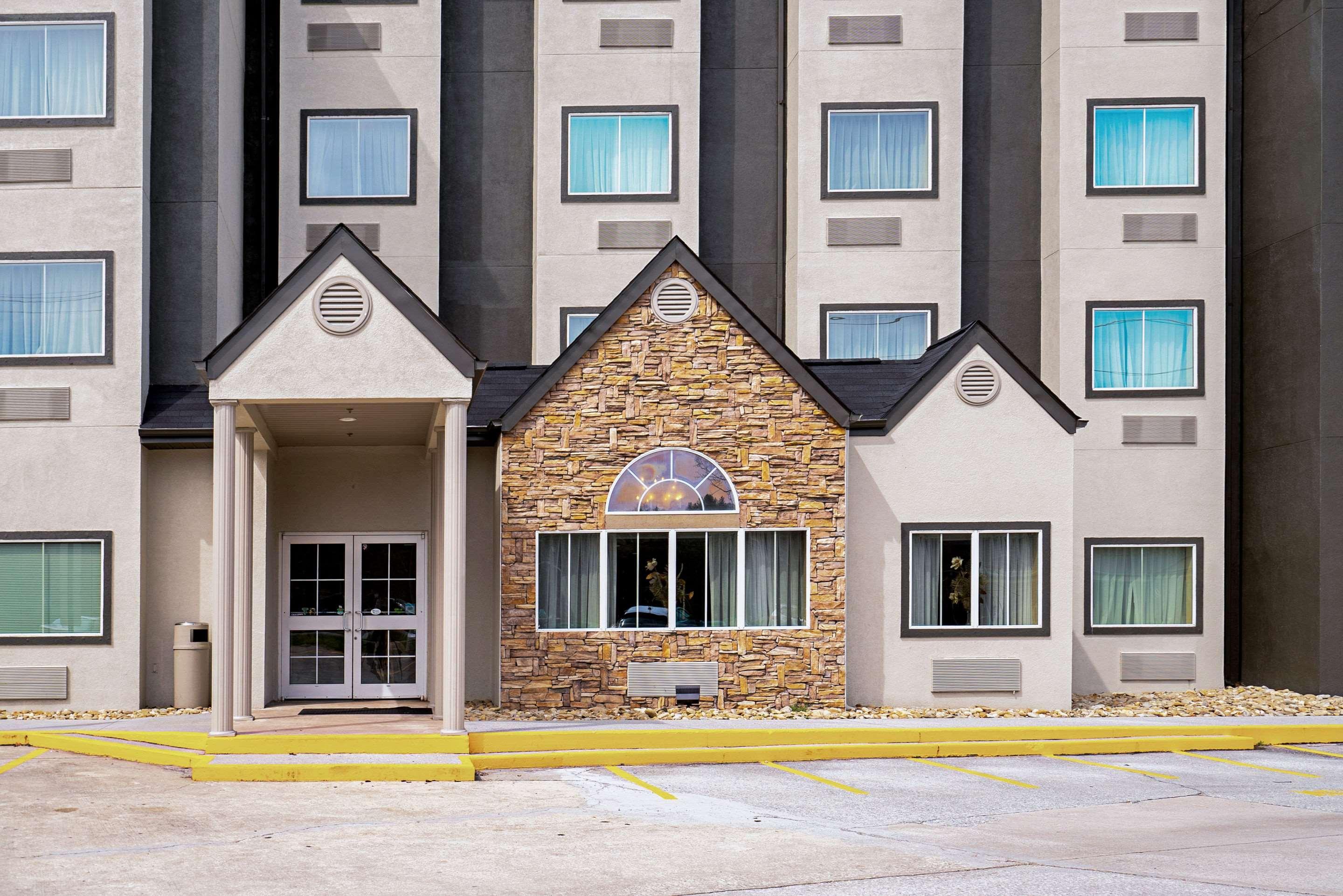 Quality Inn & Suites Robbinsville Bagian luar foto
