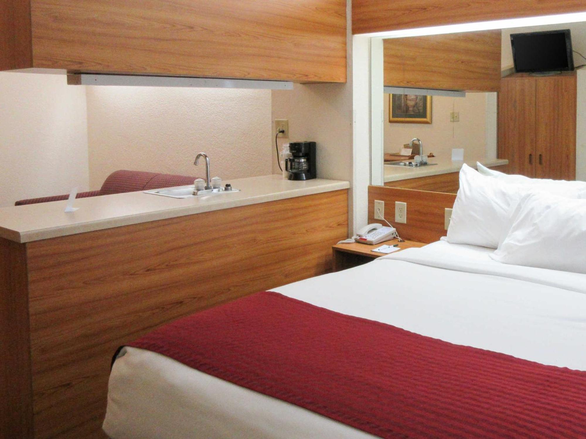 Quality Inn & Suites Robbinsville Bagian luar foto